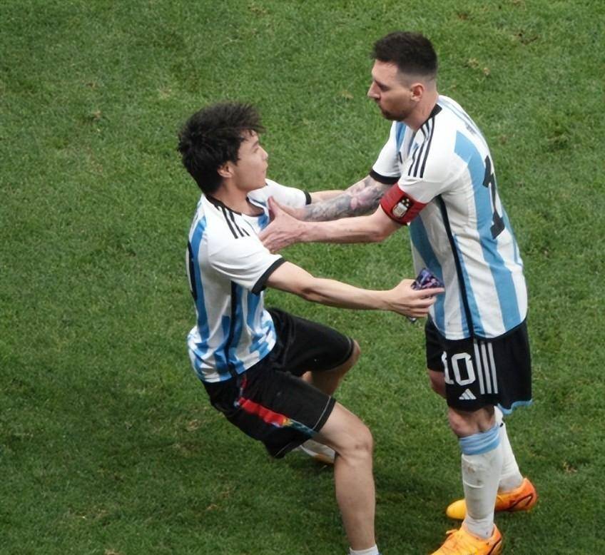 险胜首场状态出色，切尔西观众沸腾！，字母哥重返赛场引发球迷热议的简单介绍