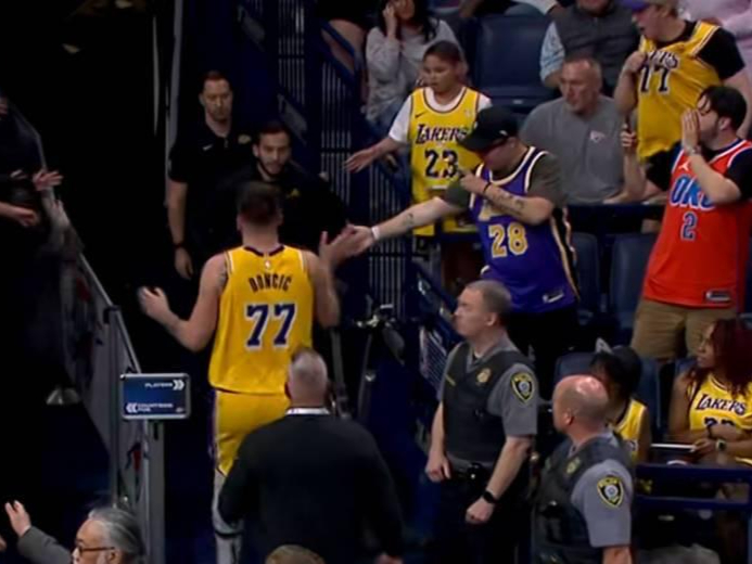 开云体育app-湖人球员公开质疑裁判判罚尺度,引争议,客户全部.-开云体育app