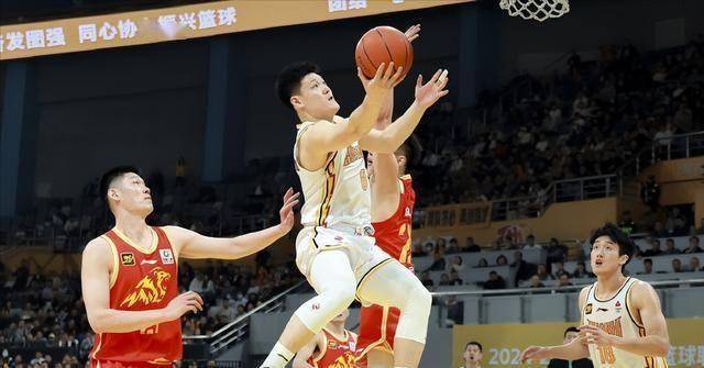 冲刺阶段体能课后，广厦男篮完成体检备战葡超，压力陡增，更衣室氛围转暖